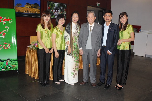 Nguyên phó thủ tướng Nguyễn Khánh động viên và chúc mừng Việt Cổ Trà