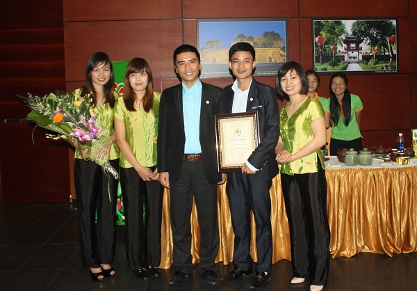 Thầy Nguyễn Bình Minh dành lời khen tặng cho Việt Cổ Trà